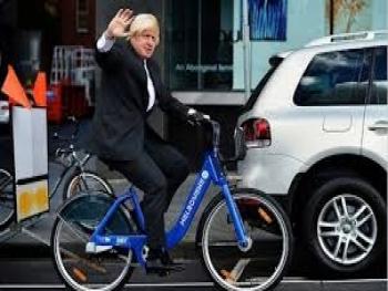 رئيس الوزراء البريطاني ينادي بركوب الدراجة لمواجهة آثار كورونا