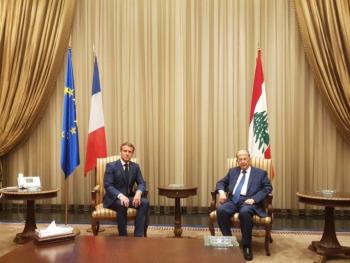 ماكرون: "لابد من تغيير النظام في لبنان".. ومواطنون يطالبون بالحماية الفرنسية