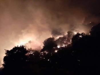 حريق ضخم في جبل مشغرة بالبقاع اللبناني