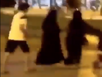 فيديو يظهر تحرش رجل بنساء سعوديات ويثير جدلا على تويتر