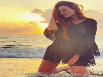 هبة نور تثير متابعيها على فيسبوك بصورة من على شاطئ البحر
