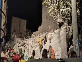 فيديو يظهر آثار الدمار الذي خلفه انهيار مبنى سكني في حلب