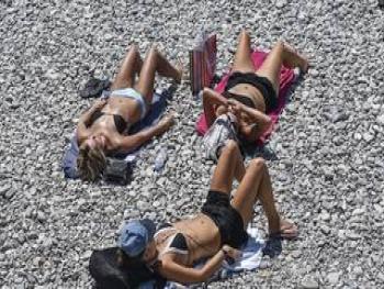 وزير فرنسي يدافع عن نساء عاريات الصدر على السواحل 