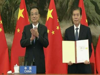 توقيع اتفاقية لإنشاء أكبر تكتل تجاري في العالم.. وبكين: انتصار للتعددية