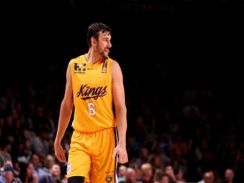 أبرز لاعبي كرة السلة الاستراليين يعلن اعتزاله