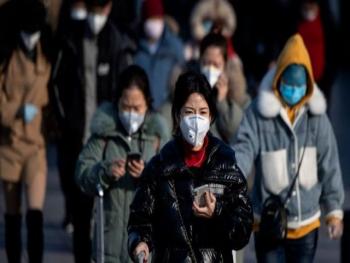 الصين تطالب مواطنيها بارتداء الأقنعة بعد التطعيم