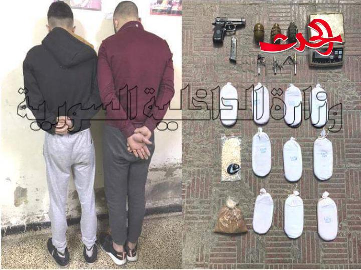 القبض على شخصين و مصادرة (2) كغ من مادة الحشيش المخدر وقنابل تستخدم في ترويع الأهالي
