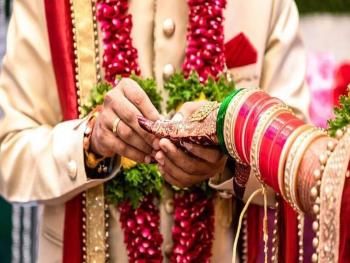 في الهند عروس تتوفى بنوبة قلبية أثناء مراسم زفافها فتحل أختها محلها