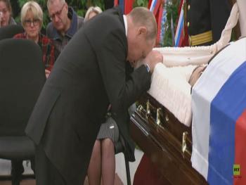 مشهد مؤثر.. بوتين يلقي نظرة الوداع على رئيس وزارة الطوارئ الذي ضحى بحياته