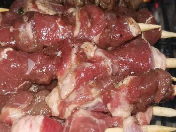 ماذا يحدث عند غسل اللحوم النيئة؟!