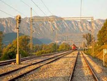 وزارة النقل :  تحذر من عبور خطوط السكك الحديدية.