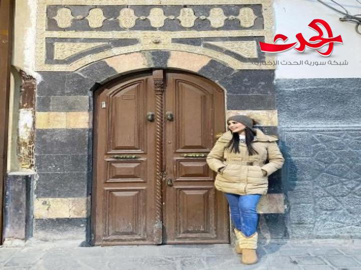 نسرين طافش بإطلالة شتوية..بين حارات الشام القديمة