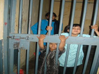 أطفال في سجون تركيا.. والتهمة الجاهزة إهانة الرئيس وانتهاك لحقوق الإنسان