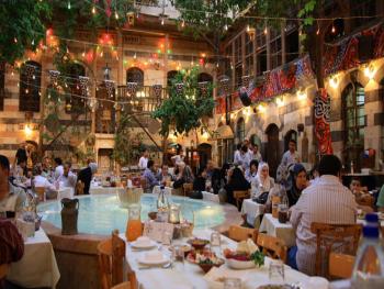 المطاعم والمقاهي ممتلئة.. ( العالم من وين عم تجيب مصاري) الجملة الأشهر بين السوريين اليوم