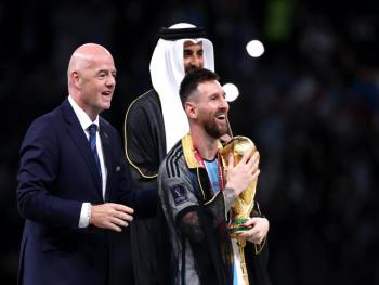ميسي يلبس العباءة العربية و يرفع كأس العالم