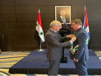 الرئيس الأسد: يمنح السفير الكوبي بدمشق وسام الاستحقاق السوري من الدرجة الممتازة