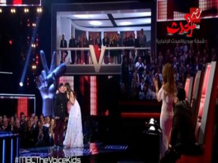 بالصور زين عبيد يفاجئ نانسي بوردة ويقبل إيميه صياح مقدمة The Voice Kids