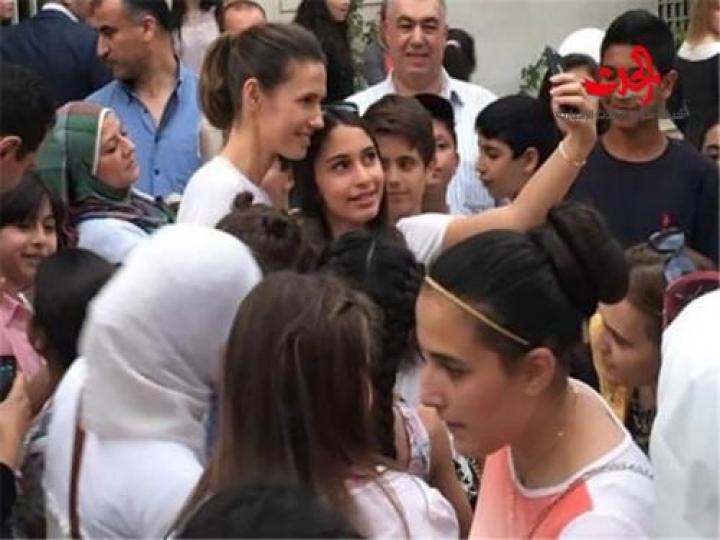 بالصور السيلفي مع الرئيس الاسد وعائلته بظهور مفاجئ وسط دمشق