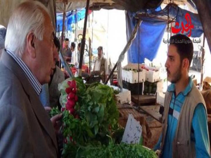 بالصور محافظ درعا يجول الأسواق ويعد بخفض الأسعار 