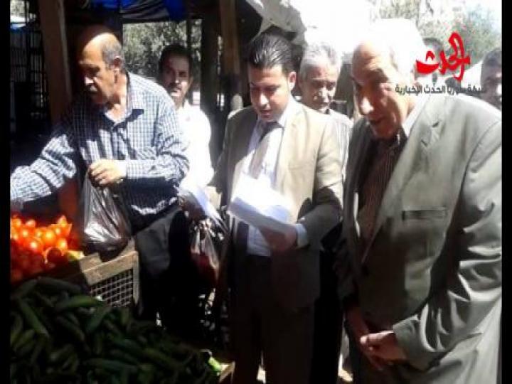 بالصور محافظ درعا يجول الأسواق ويعد بخفض الأسعار 