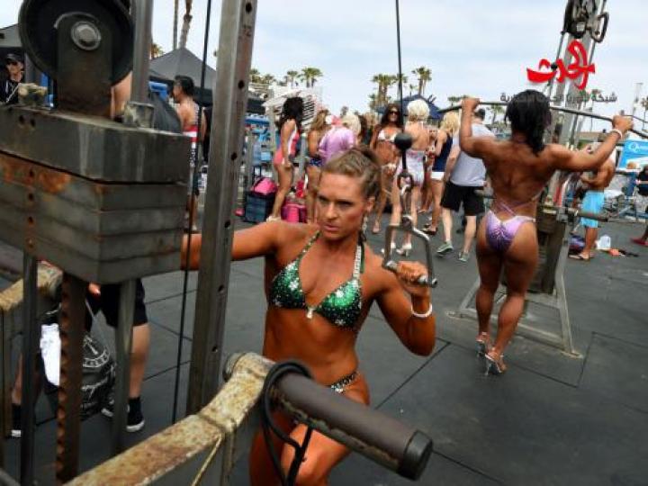 بالصور ..كمال الأجسام على شاطئ كاليفورنيا 