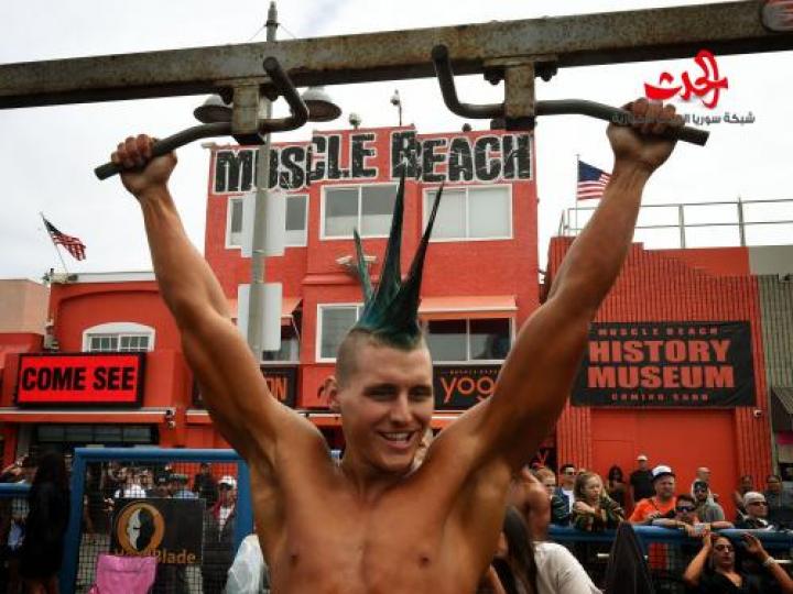 بالصور ..كمال الأجسام على شاطئ كاليفورنيا 