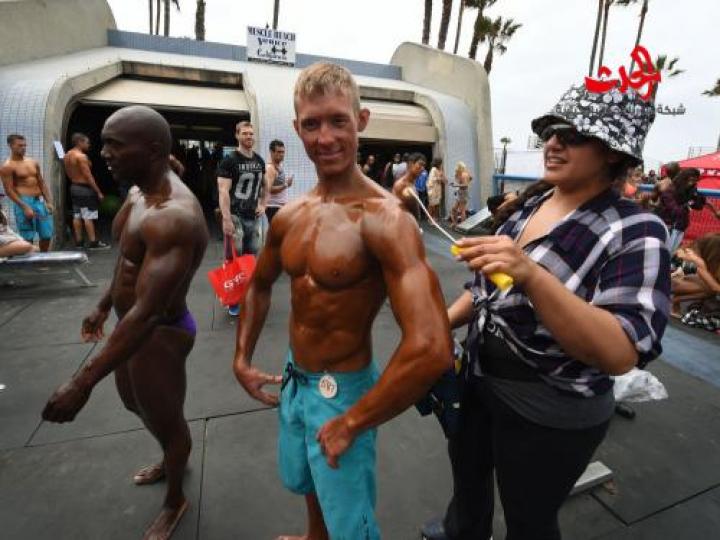 بالصور ..كمال الأجسام على شاطئ كاليفورنيا 