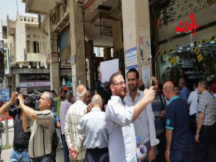 بالصور..&quot;الاعتصام السيلفي&quot;أمام مجلس الشعب !!