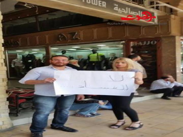 بالصور..&quot;الاعتصام السيلفي&quot;أمام مجلس الشعب !!