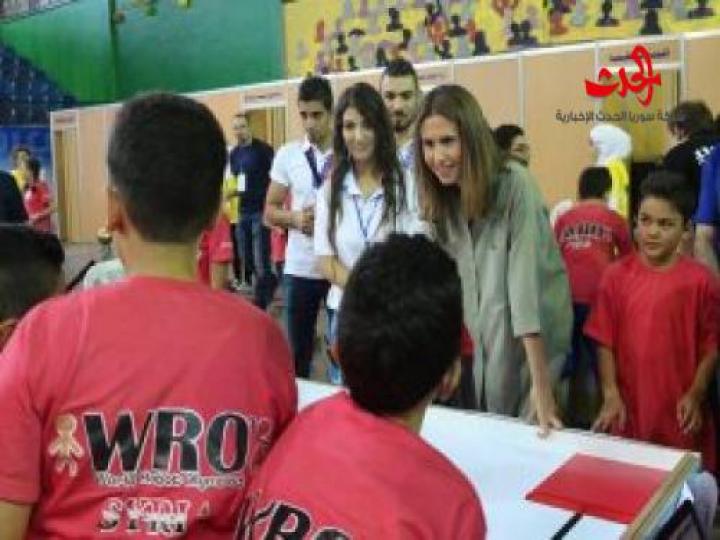 بالصور...السيدة أسماء الأسد تزور المشاركين بالمسابقة الوطنية لأولمبياد الروبوت العالمي