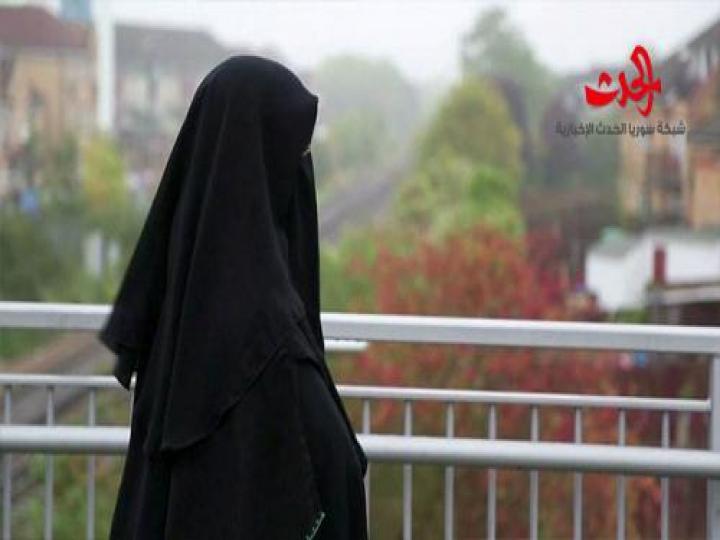 صور صادمة.. أم سعودية تحبس أطفالها على السطح وتمنع عنهم الطعام !
