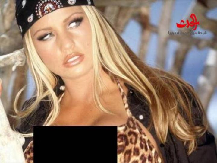 عارضة مشهورة تنشر صورتها عارية تماماً وتحذفها!