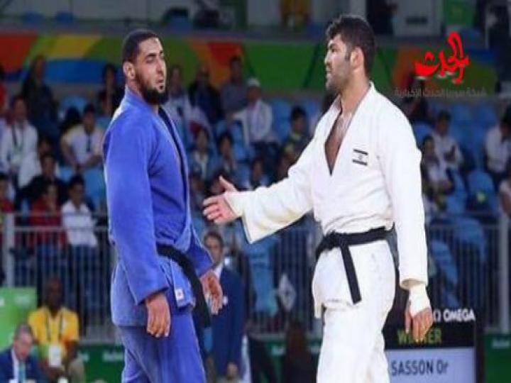 بالصور...لاعب الجودو المصري يرفض مصافحة خصمه الاسرائيلي في ختام المنافسة