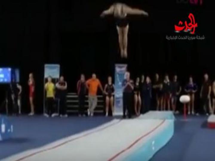بالفيديو ...شاب يمارس رياضة الجمباز بطريقة خيالية 
