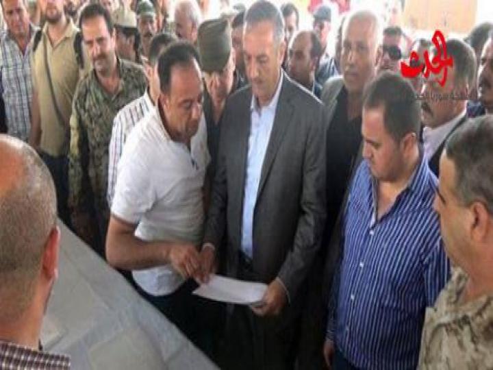 محافظ ريف دمشق في الحرجلة يتفقد الخدمات المقدمة لأهالي داريا الذين تم نقلهم إلى مركز الإقامة المؤقتة