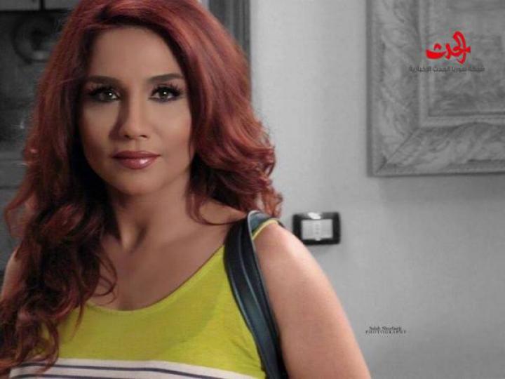 رنا شميس مغرورة و تحب المظاهر في ازمة عائلية 