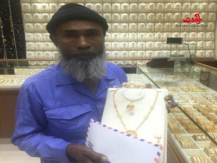 عامل نظافة يشعل مواقع التواصل بعد أن سخر منه سعودي لوقوفه أمام محل ذهب!