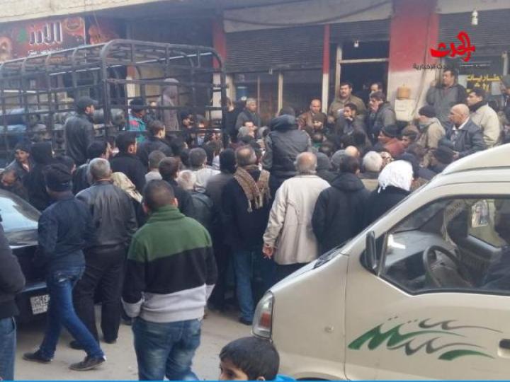 مسؤول الازدحام على الأفران بسبب جودة الرغيف...مواطن يسأل لماذا الازحام على محطات الوقود؟!