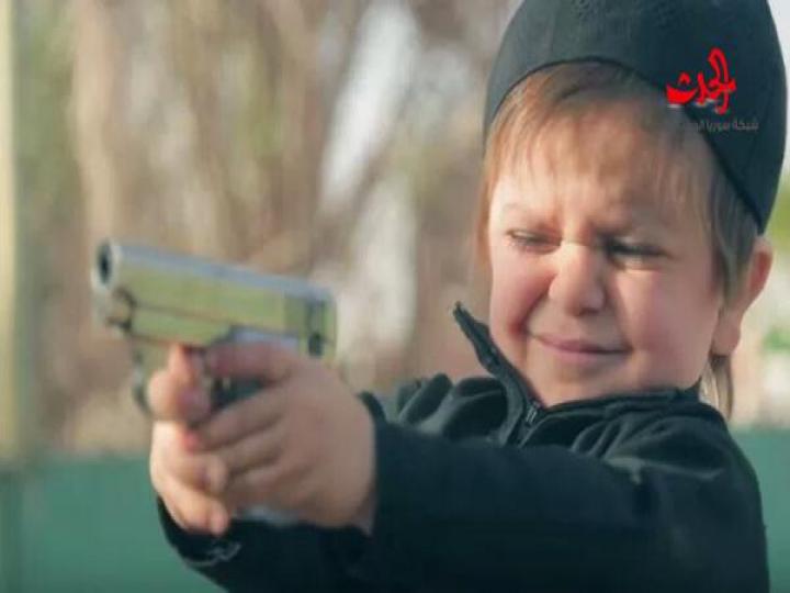 بالصور...طفل بعمر ثلاث سنوات يعدم رجل ” سوري ” رمياً بالرصاص 