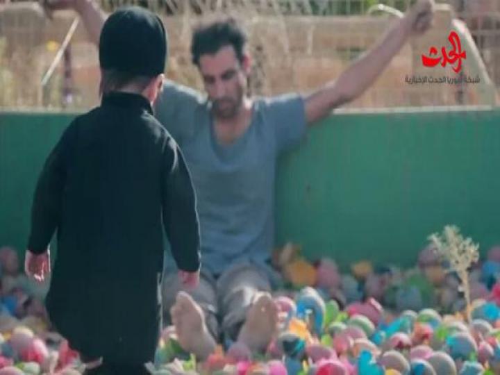 بالصور...طفل بعمر ثلاث سنوات يعدم رجل ” سوري ” رمياً بالرصاص 