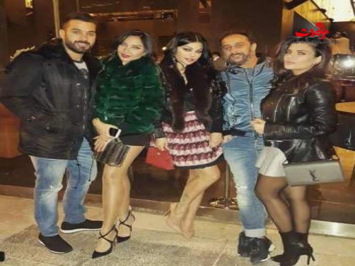 بالصور.. هيفا في الشارع مع أصدقائها .. هيدا نحنا!