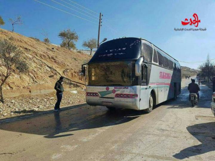 بالصور .. وصول أول دفعة من الباصات لنقل مسلحي وادي بردى إلى ادلب