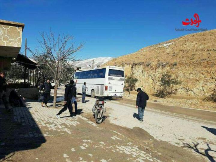 بالصور .. وصول أول دفعة من الباصات لنقل مسلحي وادي بردى إلى ادلب