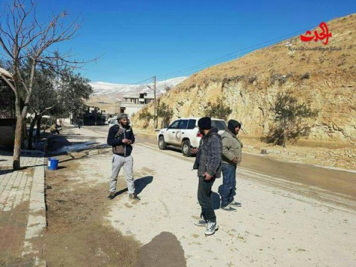 بالصور .. وصول أول دفعة من الباصات لنقل مسلحي وادي بردى إلى ادلب