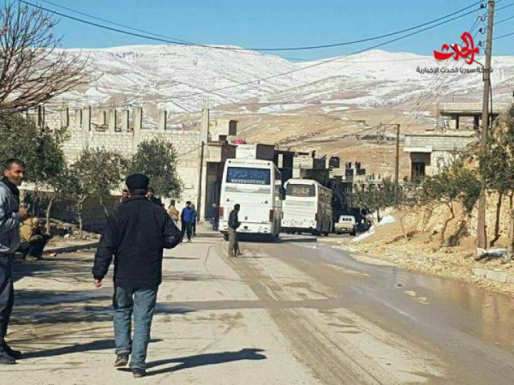 بالصور .. وصول أول دفعة من الباصات لنقل مسلحي وادي بردى إلى ادلب