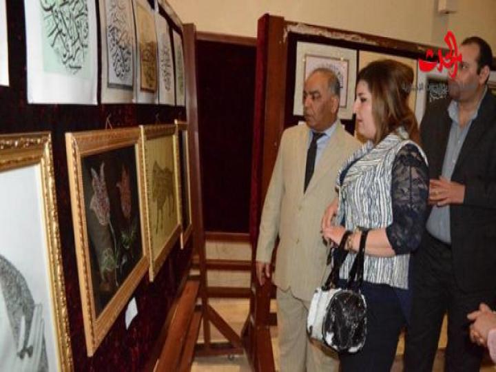             دوة ﺗﻌﺮﻳﻔﻴﺔ ﻭﻣﻌﺮﺽ ﻟﻠﺮﺳﻢ ﻭﺍﻟﺨﻂ ﺍﻟﻌﺮبي في جامعة البعث 