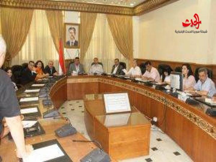 أعضاء مجلس مدينة صافيتا الجديد يؤدون القسم أمام المحافظ