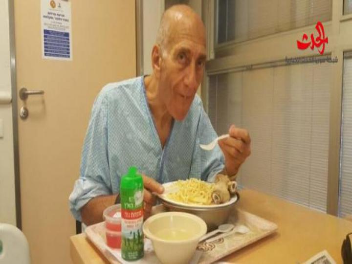 صورة مذلة لأولمرت في السجن مريضا ويأكل في أوانٍ بلاستيكية