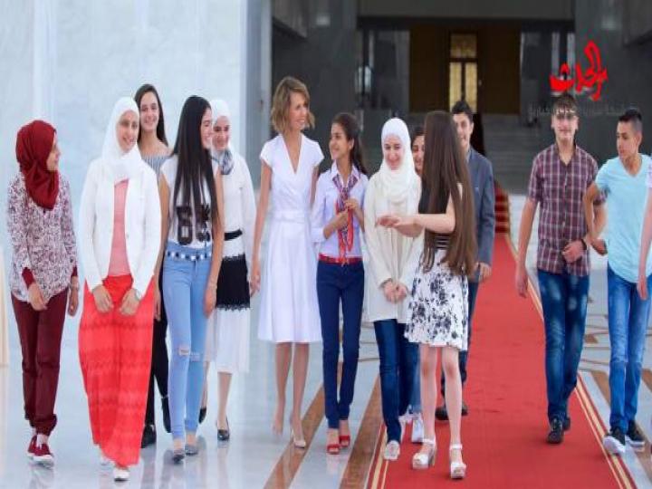 السيدة أسماءالأسد تستقبل التلاميذ الأوائل في شهادة التعليم الأساسي برفقة عائلاتهم