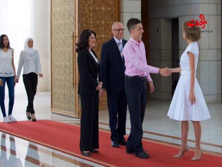 السيدة أسماءالأسد تستقبل التلاميذ الأوائل في شهادة التعليم الأساسي برفقة عائلاتهم